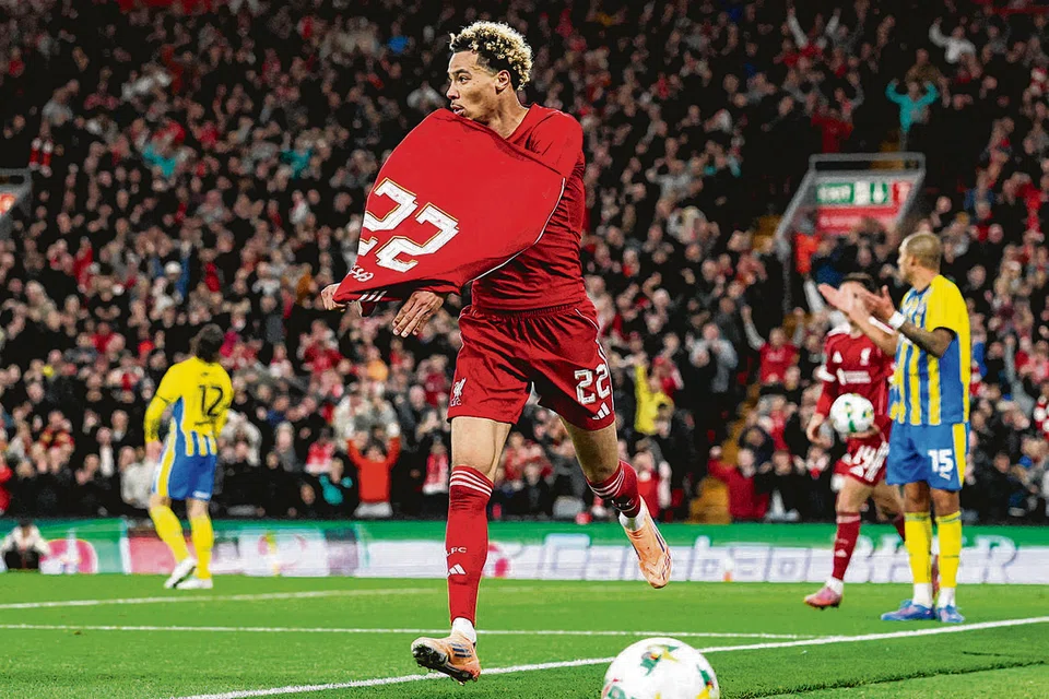 Hugo Ekitike meraikan gol kedua Liverpool sebelum dilayangkan kad kuning kedua dan kad merah seterusnya, kerana menanggalkan jersinya.