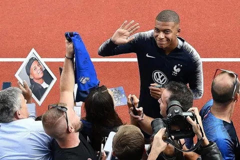 TARIK TUMPUAN: Bintang muda Perancis, Kylian Mbappe, diburu peminat sebelum sesi latihan pasukan negaranya yang akan menentang Jerman dalam Liga Negara-Negara Uefa yang baru. - Foto AFP