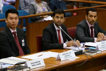 KONGSI PANDANGAN: Wakil Roses of Peace - (dari kiri) Encik Jonathan Tan Bingxian, Encik Abbas Ali Mohamed Irshad dan Encik Nadim Kapadia, hadir di sidang awam Jawatankuasa Pilihan semalam bagi membincangkan isu kepalsuan dalam talian yang disengajakan. - Foto MCI