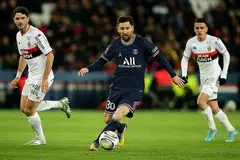 MESSI DISANJUNG: Rakan sepasukan Argentina menunjukkan penghargaan kepada Messi selepas atasi Italy 3-0 dalam perlawanan 'Finalissima', Khamis lalu. - Foto AFP 
