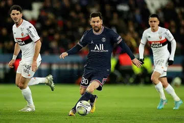 MESSI DISANJUNG: Rakan sepasukan Argentina menunjukkan penghargaan kepada Messi selepas atasi Italy 3-0 dalam perlawanan 'Finalissima', Khamis lalu. - Foto AFP 