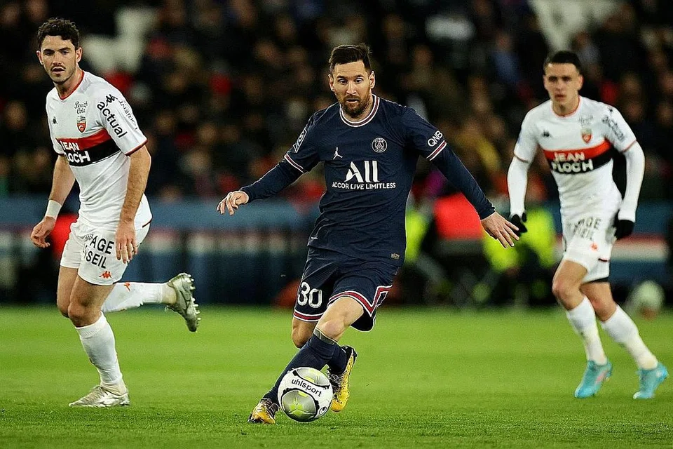 MESSI DISANJUNG: Rakan sepasukan Argentina menunjukkan penghargaan kepada Messi selepas atasi Italy 3-0 dalam perlawanan 'Finalissima', Khamis lalu. - Foto AFP 