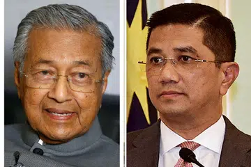 PENDIRIAN BERCANGGAH: Kenyataan Datuk Azmin (kanan) bertentangan dengan perjanjian dalam gabungan Pakatan Harapan (PH) agar presiden Datuk Anwar mengambil alih jawatan itu daripada Dr Mahathir (kiri) dua tahun setelah kemenangan PH pada pilihan raya umum Mei tahun lalu.