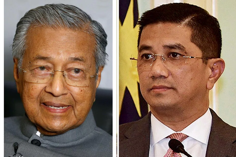 PENDIRIAN BERCANGGAH: Kenyataan Datuk Azmin (kanan) bertentangan dengan perjanjian dalam gabungan Pakatan Harapan (PH) agar presiden Datuk Anwar mengambil alih jawatan itu daripada Dr Mahathir (kiri) dua tahun setelah kemenangan PH pada pilihan raya umum Mei tahun lalu.