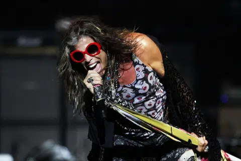 AEROSMITH: Steven Tyler akan menggegarkan dewan konsert buat kali terakhir setelah memutuskan ini merupakan konsert jelajah terakhir bagi bandnya. 