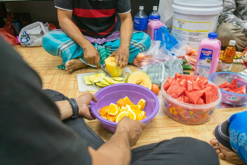 Selain ‘jhalmuri’, pekerja migran Bangladesh di dormitori itu juga memotong buah-buahan seperti tembikai dan limau untuk dimakan ketika berbuka puasa.