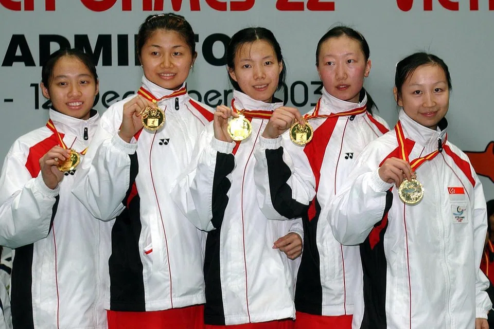 Tan Li Si, Xiao Luxi, Jiang Yanmei, Liu Fan dan Li Li (paling kanan) bersama pingat emas pertama pasukan badminton wanita Singapura di Sukan SEA, 8 Disember 2003, Ho Chi Minh, Vietnam.