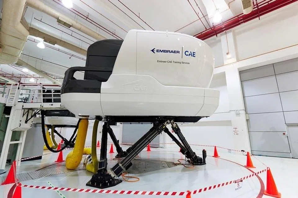 Simulator pesawat, ‘Embraer E2’, dilancarkan di Pusat Latihan Singapore Airlines. Simulator penerbangan penuh ‘Embraer E2’ adalah yang pertama seumpamanya di rantau Asia-Pasifik.