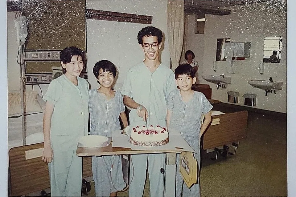 ULANG-ALIK HOSPITAL: Syed Abdul Rashid (dua dari kanan) ketika beliau berusia berusia 20-an tahun, menyambut hari jadinya bersama pesakit lain yang berada di wad yang sama. - Foto ihsan SYED ABDUL RASHID ALJUNIED 