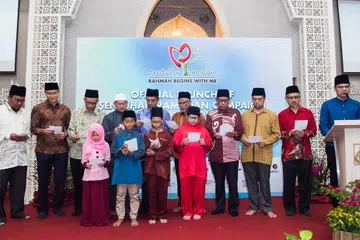 LAFAZ IKRAR RAMADAN: (Dari empat dari kiri) Mufti Dr Mohamed Fatris Bakaram, Ketua Eksekutif Muis Haji Abdul Razak Maricar dan Encik Masagos bersama beberapa anggota jawatankuasa penganjur menyertai kanak-kanak ini membaca ikrar Ramadan di majlis semalam. - Foto BH oleh LIN ZHAOWEI