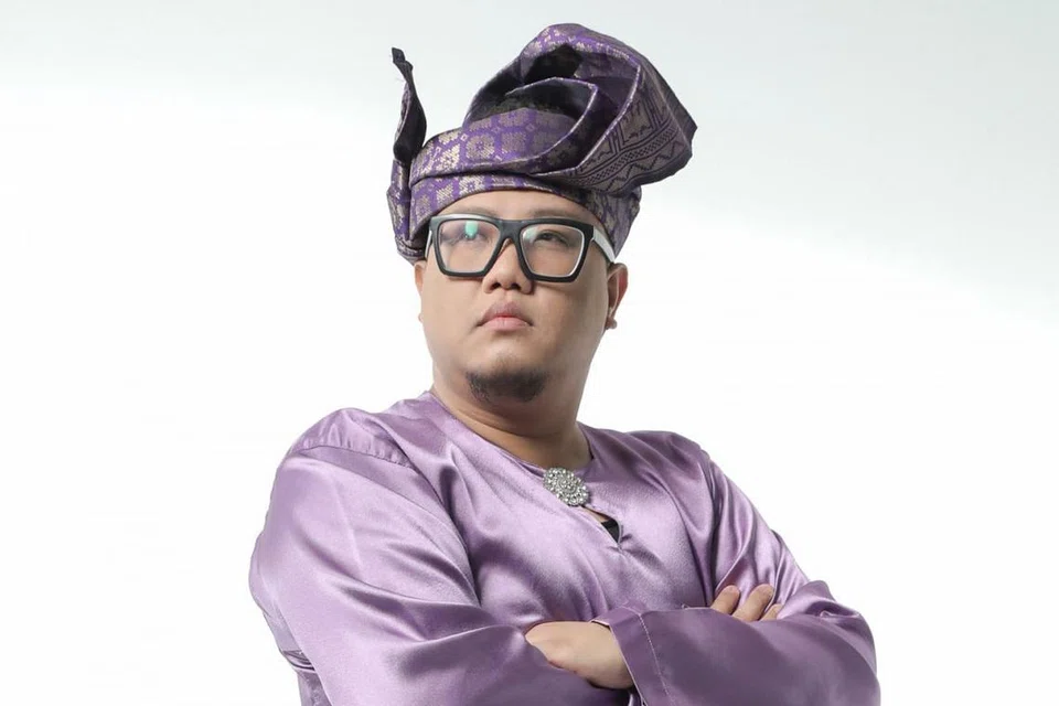LAGU MELAYU MASIH DI HATI: Walaupun sudah menjelajah beberapa pertandingan adu bakat Inggeris, malah menjuarai Kejohanan Karaoke Sedunia (KWC) pada 2015, Muhammad Fairus Adam ingat jati dirinya sebagai anak Melayu dan mahu memulakan 2021 kelak dengan bertanding sebagai finalis 'Suara 2.0'.