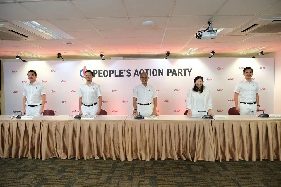 Encik Masagos Zulkifli (tengah) bergambar dengan calon PAP baru (dari kiri) Encik Eric Chua Swee Leong, Dr Wan Rizal Wan Zakariah, Cik Yeo Wan Ling dan Encik Alvin Tan Sheng Hui. - Foto PAP 