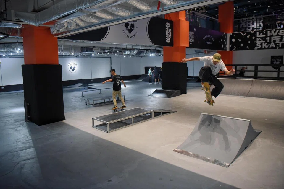 LUNCUR BERSAMA ANAK-ANAK: Ibu bapa dan anak-anak boleh belajar bermain papan selaju secara bersama di Por Vida Skateboarding Indoor Park and School.