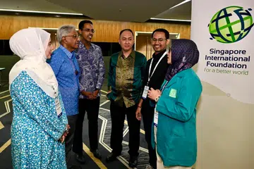 Pengerusi Yayasan Antarabangsa Singapura (SIF), Encik Janadas Devan (dua dari kiri), dan Ketua Misi Kedutaan Indonesia di Singapura, Encik Thomas Ardian Siregar (tiga dari kanan), berinteraksi bersama beberapa pemimpin belia yang merupakan peserta Program Hubungan Dua Hala dan Dialog Antara Budaya bagi Pertumbuhan dan Pemerkasaan (BRIDGE), yang dilancarkan di Pusat Konvensyen Suntec City pada 12 Januari. Pemimpin belia dari Singapura adalah Cik Amalina Abdul Nasir (kiri) dan Encik Hemarooben (tiga dari kiri), dan pemimpin belia dari Indonesia Encik Budy Sugandi (dua dari kanan), dan Cik Ulfatun Hasanah (kanan).