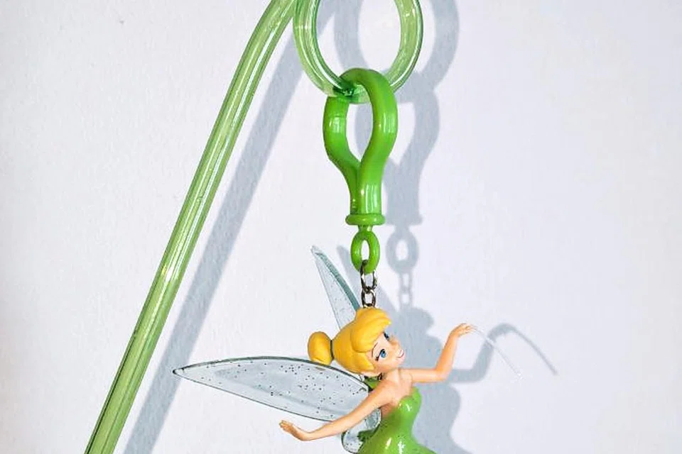 Straw bertema Tinker Bell yang disertakan bersama minuman mocktail, antara cenderamata unik di atas kapal Disney Adventure.