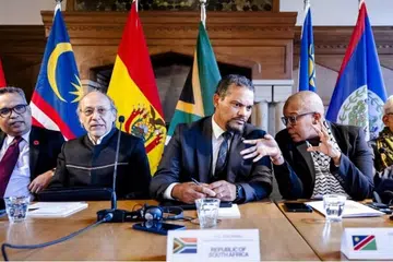 Timbalan Menteri Luar Afrika Selatan, Alvin Botes (tengah), dan Menteri Kehakiman Namibia, Yvonne Dausab (dua dari kanan), semasa sidang media anjuran Progressive Antarabangsa dan Kumpulan The Hague di The Hague pada 31 Januari lalu