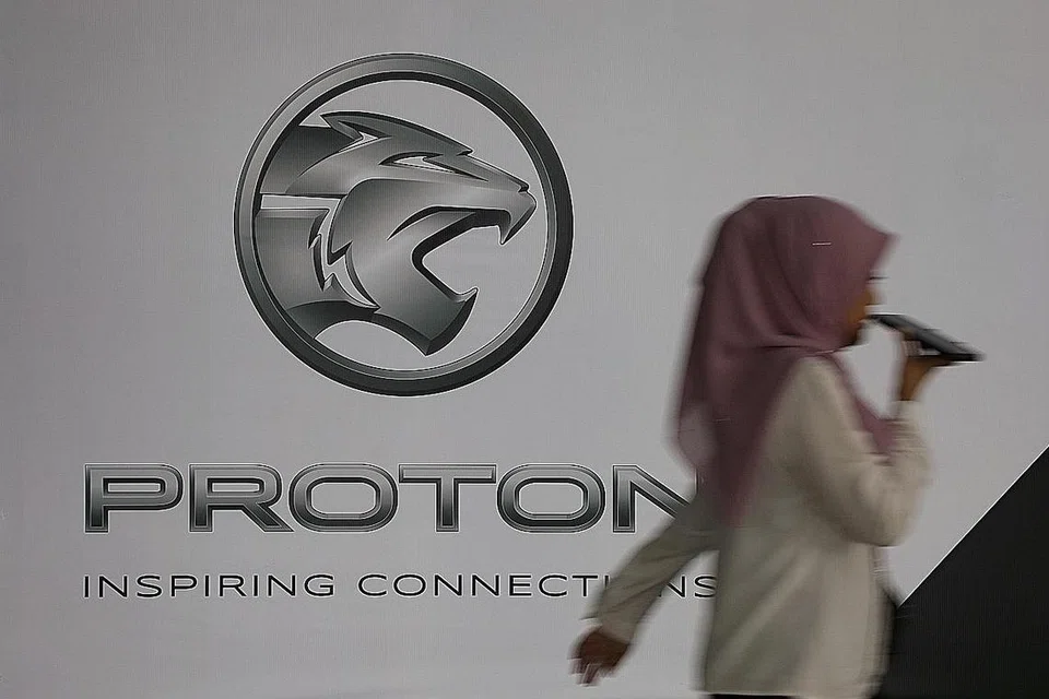 AKRONIM DI NEGARA JIRAN: Kededua Malaysia dan Indonesia turut mempunyai senarai akronim yang panjang. Contohnya syarikat Proton atau Perusahaan Otomobil Nasional (gambar atas) Malaysia manakala bandar raya Jakarta di Indonesia terbahagi kepada beberapa bahagian yang diakronimkan - Jaya (Jakarta Raya), Jaksel (Jakarta Selatan), Jakbar (Jakarta Barat), Jaktim (Jakarta Timur) dan Jakut (Jakarta Utara). - Foto REUTERS 