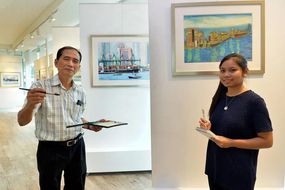 MENGABADIKAN MEMORI: Encik Yusoff Abdul Latiff dan Cik Nurul Amirah Zain terharu lukisan mereka dipilih sebagai sebahagian daripada pameran Penguasa Kelautan dan Pelabuhan (MPA). - Foto M.O. SALLEH
