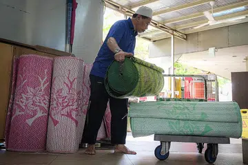 SIAP TERIMA JEMAAH TARAWIH: Seorang kakitangan Masjid Darul Aman, Encik Chuman Yahya, membuat persiapan terakhir sebelum Ramadan. - Foto-foto BH oleh SHAFIQ APANDI