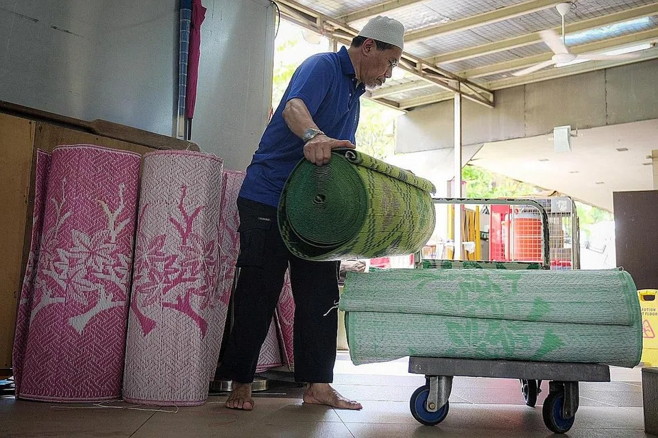SIAP TERIMA JEMAAH TARAWIH: Seorang kakitangan Masjid Darul Aman, Encik Chuman Yahya, membuat persiapan terakhir sebelum Ramadan. - Foto-foto BH oleh SHAFIQ APANDI