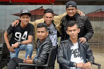 TIDAK KU TAHU KEJAYAANKU: (Berdiri dari kiri, mengikut putaran jam): Apit, Mat, Is, Edy dan Angah bagaikan dilanda kejutan manis apabila nama Projector Band naik dengan kepopularan lagu 'Sudah Ku Tahu'. - Foto KHALID BABA