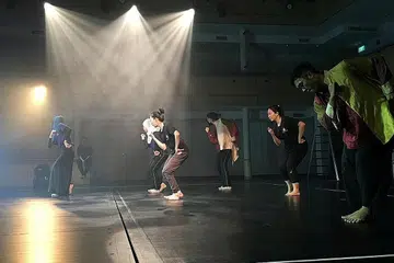 BERLATIH: Penari NUS Ilsa Tari (gambar atas) yang terdiri daripada pelajar dan alumni NUS giat menjalani latihan empat kali seminggu bagi persembahan A... Gong - Biar Mara Datang Bertalu yang akan diadakan Sabtu ini. - Foto ihsan MUHAMMAD FAHMI HAZMI