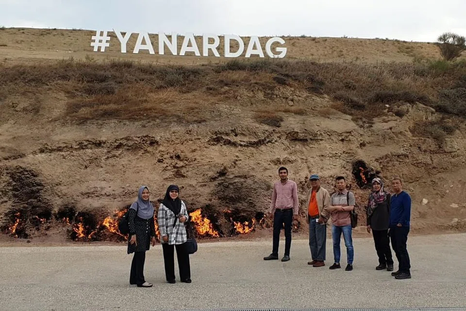 TANAH BERAPI: Dikenali sebagai 'The Land of Fire', Azerbaijan merupakan negeri yang kaya dengan gas asli, hinggakan terdapat satu bukit bernama Yanar Dag yang mempunyai api yang sentiasa terbakar berpunca dari bawah tanah. - Foto-foto oleh AL-QASWA TRAVEL & TOURS
