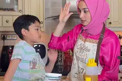 GALAKAN BUAT ANAK: Tya Arifin mengajak anak sulungnya, Arif Jiwa, yang baru mula berpuasa tahun ini, menyiapkan hidangan ikan bakar untuk berbuka. - Foto TANGKAP LAYAR VIDEO INSTAGRAM TYA ARIFIN