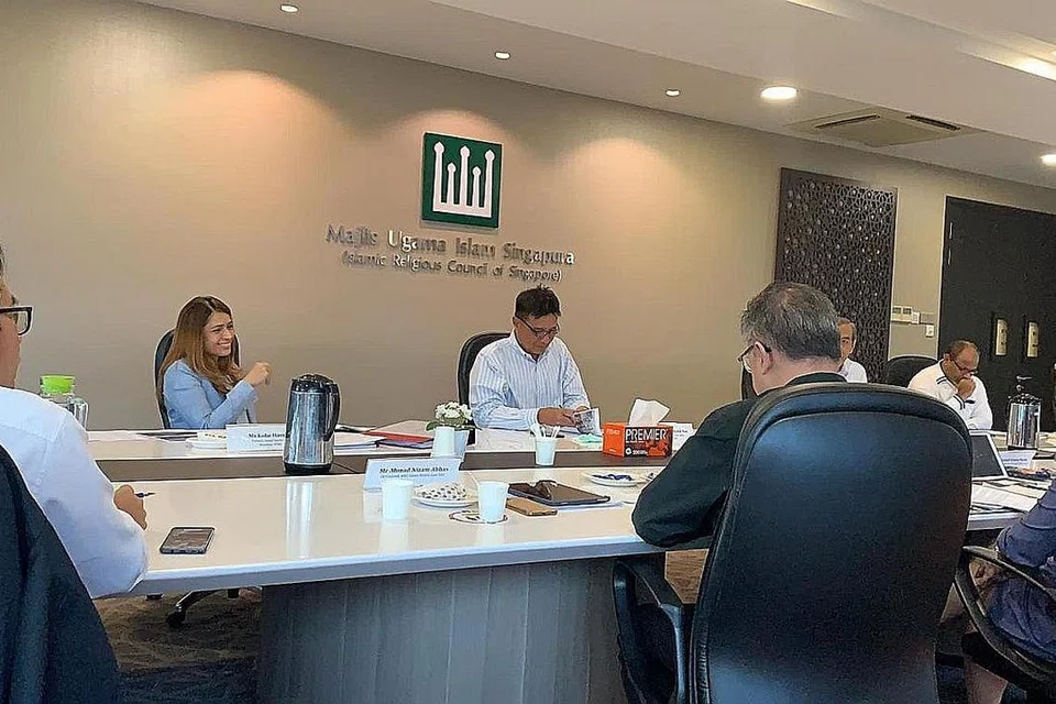 SESI PERTEMUAN DENGAN KARYAWAN: Encik Abu Bakar (tiga dari kiri) bersama anggota panel penasihat termasuk Cik Kohe Hassan (dua dari kiri), mengadakan beberapa perbincangan dan sesi mendapatkan maklum balas mengenai WMS, termasuk sesi ini yang diadakan bersama kumpulan karyawan perundangan. - Foto SEKRETARIAT WMS