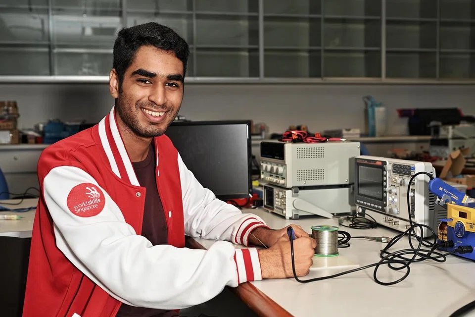 KEMAHIRAN DIAKUI: Encik Muhammad Hasnaat Islam terima pingat kecemerlangan dalam kategori elektronik dalam pertandingan kemahiran WorldSkills Asean.
