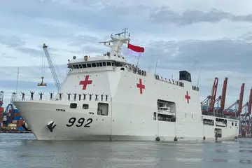 KIRIM BANTUAN: Kapal hospital Angkatan Laut Indonesia, KRI dr. Radjiman Wedyodiningrat-992,  menuju pelabuhan Al Arish di Mesir pada 18 Januari bagi misi operasi bantuan Gaza kepada rakyat Palestin yang terjejas akibat perang.