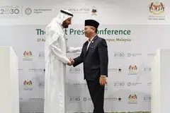 Menteri di Jabatan Perdana Menteri (Hal Ehwal Agama) Malaysia, Datuk Mohd Na’im Mokhtar (kanan), bersalaman dengan Menteri Haji dan Umrah Arab Saudi, Dr Tawfiq Fawzan Muhammed Al-Rabiah, yang dalam rangka lawatan rasmi ke Malaysia.