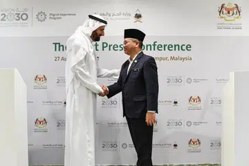 Menteri di Jabatan Perdana Menteri (Hal Ehwal Agama) Malaysia, Datuk Mohd Na’im Mokhtar (kanan), bersalaman dengan Menteri Haji dan Umrah Arab Saudi, Dr Tawfiq Fawzan Muhammed Al-Rabiah, yang dalam rangka lawatan rasmi ke Malaysia.