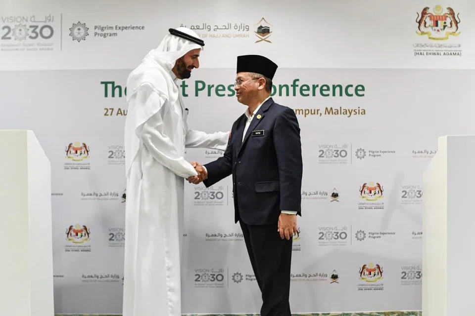 Menteri di Jabatan Perdana Menteri (Hal Ehwal Agama) Malaysia, Datuk Mohd Na’im Mokhtar (kanan), bersalaman dengan Menteri Haji dan Umrah Arab Saudi, Dr Tawfiq Fawzan Muhammed Al-Rabiah, yang dalam rangka lawatan rasmi ke Malaysia.