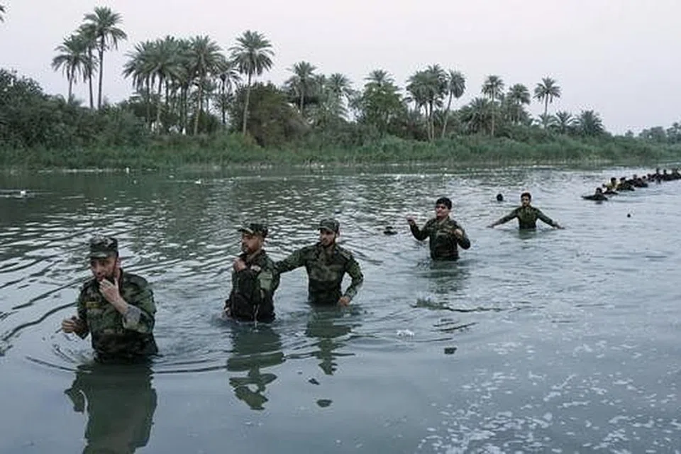 JALANI LATIHAN: Relawan daripada golongan Syiah yang menyertai tentera Iraq untuk memerangi militan ISIS mengambil bahagian dalam latihan di Najaf. - Foto REUTERS