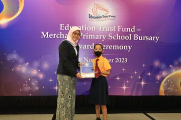 ANUGERAH DERMASISWA: Ketua Pegawai Eksekutif Mendaki, Cik  Zuraidah Abdullah, bersama Ariana Ellysha Abdul Hadhi, salah seorang penerima Anugerah Dermasiswa Sekolah Rendah Merchant, dalam penyampaian anugerah, diadakan di Safra Toa Payoh pada Ahad.