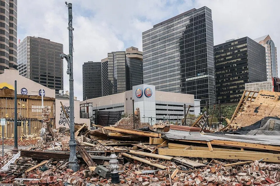 KESAN SERANGAN IDA: Sebuah bangunan musnah setelah Taufan Ida melanda kawasan New Orleans, Louisiana, kelmarin. - Foto AFP 