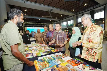 Dr Mohamad Maliki Osman (tiga dari kanan) beramah-tamah bersama  Pengerusi Crimson Earth, Encik Vijayanand Thamotharan (kiri) di reruai syarikat itu di Pesta Buku Melayu Singapura 2024 pada 16 Ogos. Bersama beliau ialah (dari kanan) Pengarah Urusan Pustaka Nasional, Encik Syed Ali Ahmad Semait; Pengerusi Pesta Buku Melayu Singapura, Cik Isiah Majid; Pengerusi Persatuan Kemuning, Encik Abdullah Shafi’e Sidek; Naib Pengerusi Persatuan Kemuning, Encik 
Mohd Shah Hashim; dan Ketua Pegawai Eksekutif Persatuan Muslim India Bersatu (Uima), Encik Haja Maideen.