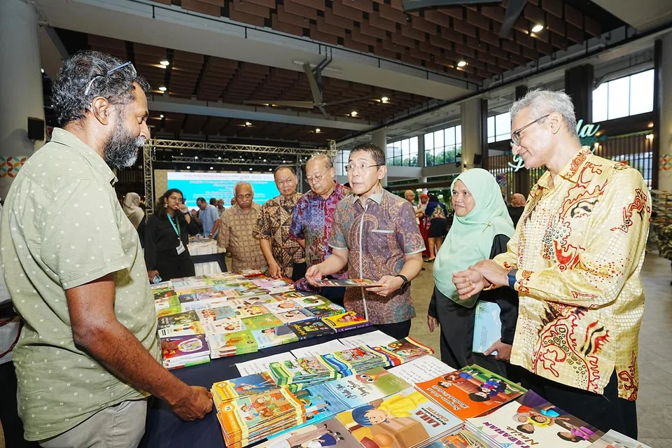 Dr Mohamad Maliki Osman (tiga dari kanan) beramah-tamah bersama  Pengerusi Crimson Earth, Encik Vijayanand Thamotharan (kiri) di reruai syarikat itu di Pesta Buku Melayu Singapura 2024 pada 16 Ogos. Bersama beliau ialah (dari kanan) Pengarah Urusan Pustaka Nasional, Encik Syed Ali Ahmad Semait; Pengerusi Pesta Buku Melayu Singapura, Cik Isiah Majid; Pengerusi Persatuan Kemuning, Encik Abdullah Shafi’e Sidek; Naib Pengerusi Persatuan Kemuning, Encik 
Mohd Shah Hashim; dan Ketua Pegawai Eksekutif Persatuan Muslim India Bersatu (Uima), Encik Haja Maideen.