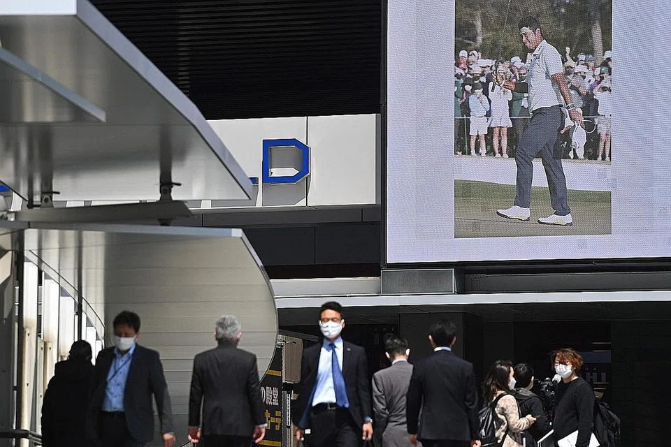 HEBAT: Kejayaan bersejarah Matsuyama ditayangkan pada skrin di sebuah kawasan sibuk di Akihabara di Tokyo bagi meraikan pencapaian hebat itu di negara yang sememangnya 'gilakan' golf. - Foto AFP 