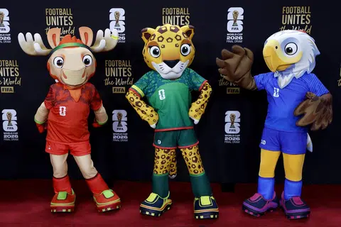 Maskot Piala Dunia FIFA 2026 - Maple si Rusa Besar (Canada), Zayu si Jaguar (Mexico) dan Clutch si Helang Botak (Amerika Syarikat) – bergaya di atas permaidani merah sebelum Undian Akhir Piala Dunia FIFA 2026 di Kennedy Center, Washington DC, pada 5 Disember 2025.