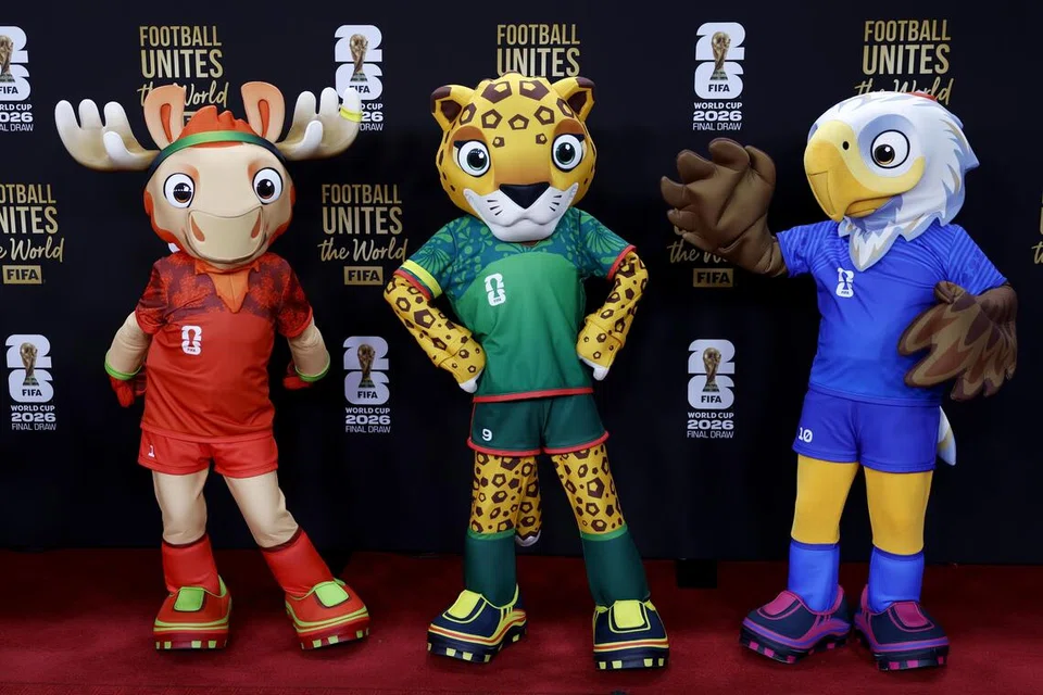 Maskot Piala Dunia FIFA 2026 - Maple si Rusa Besar (Canada), Zayu si Jaguar (Mexico) dan Clutch si Helang Botak (Amerika Syarikat) – bergaya di atas permaidani merah sebelum Undian Akhir Piala Dunia FIFA 2026 di Kennedy Center, Washington DC, pada 5 Disember 2025.