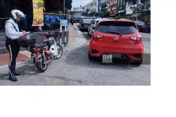 BANTERAS KESALAHAN TRAFIK: Polis trafik di ibu kota Malaysia, Kuala Lumpur, terus memastikan agar pengguna jalan raya mematuhi peraturan dan tidak teragak-agak mengeluarkan saman jika ada yang melanggarnya.
