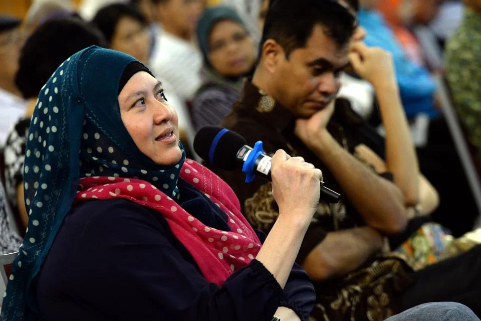 BERKONGSI TREND PELANCONGAN: Pengarah Sha Travel & Tour Pte Ltd, Cik Siti Faridahanim Hashim, memberikan tip pelancongan seperti cara menempah pakej secara dalam talian dan juga destinasi yang diminati pelancong Muslim.