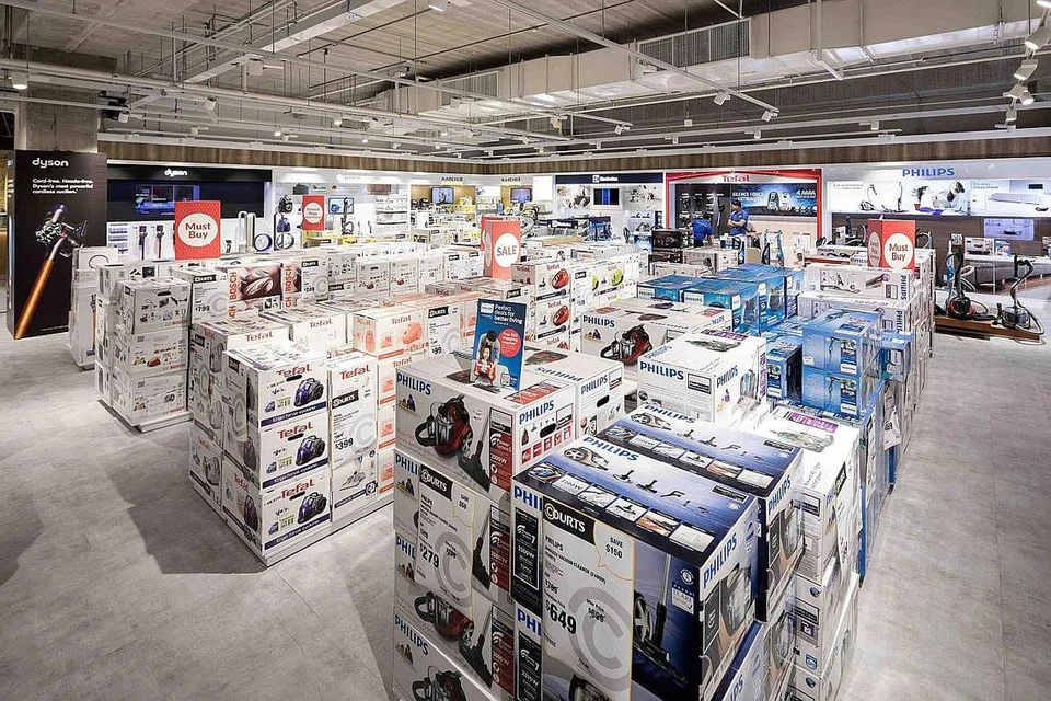 DISKAUN MENARIK: Walaupun perayaan Tahun Baru Cina sudah tamat, COURTS tetap menawarka potongan harga yang cukup menarik untuk pelbagai barangannnya yang bernilai $11 juta. - Foto COURTS