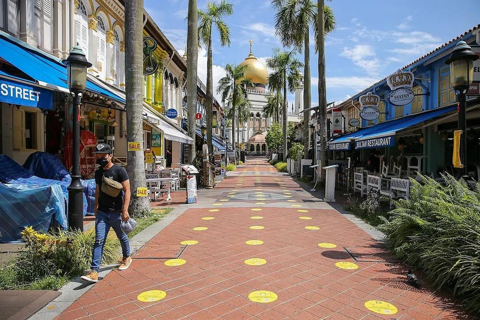 MENANTI PELANGGAN: Kawasan Kampong Glam yang sepi semasa Fasa Dua (Kewaspadaan Dipertingkat) baru-baru ini. Perniagaan di sini kini berharap keadaan akan bertambah baik dalam minggu-minggu akan datang.