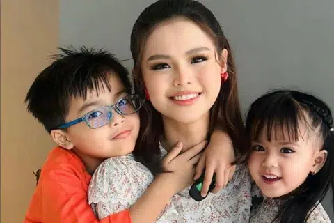Ayden Adrean Aliff (kiri) dan Ara Adreanna Aliff, bersama ibu mereka Bella Astillah (tengah).