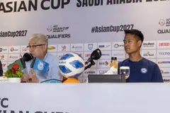 Ketua jurulatih Singapura, Tsutomu Ogura (kiri), dan pemain pertahanan Amirul Adli, mengakui akan kehadiran pemain Liga Perdana England, Hamza Choudhury, dalam pasukan Bangladesh, tetapi menekankan bahawa mereka bersedia  berdepan dengan seluruh pasukan Bangladesh bukan Hamza sahaja.
