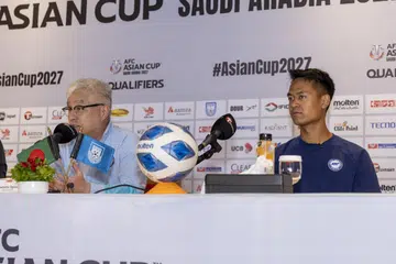 Ketua jurulatih Singapura, Tsutomu Ogura (kiri), dan pemain pertahanan Amirul Adli, mengakui akan kehadiran pemain Liga Perdana England, Hamza Choudhury, dalam pasukan Bangladesh, tetapi menekankan bahawa mereka bersedia  berdepan dengan seluruh pasukan Bangladesh bukan Hamza sahaja.