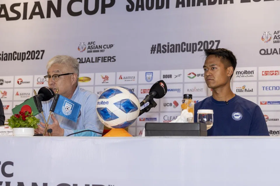 Ketua jurulatih Singapura, Tsutomu Ogura (kiri), dan pemain pertahanan Amirul Adli, mengakui akan kehadiran pemain Liga Perdana England, Hamza Choudhury, dalam pasukan Bangladesh, tetapi menekankan bahawa mereka bersedia  berdepan dengan seluruh pasukan Bangladesh bukan Hamza sahaja.